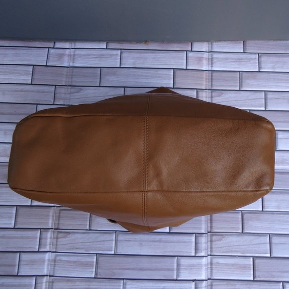 Elegant Tan Leather Tote Bag - Picture 5 of 16